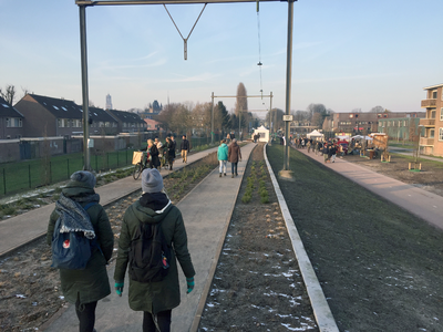 831444 Gezicht op het fiets- en wandelpad Oosterspoorbaan te Utrecht, tijdens het openingsweekend; rechts op de ...